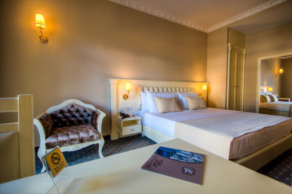 Lot Boutique Hotel By Hotels And Preference Tirana Exteriör bild
